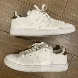 Adidas advantage white Sneakers with gold detail - size 7